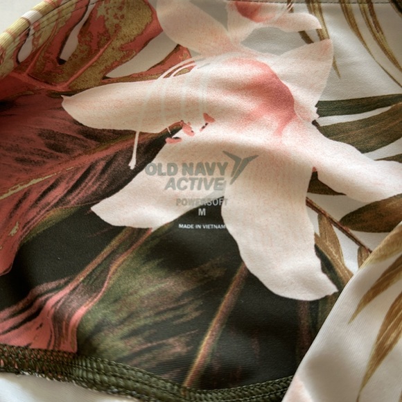 Old Navy Active EUC Align Type Shorts with pockets - Picture 5 of 7